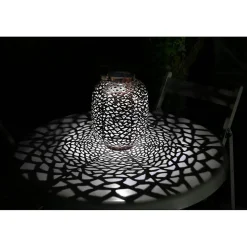 Lanterne solaire en métal ajouré design rétro- Hauteur 34,5cm- Diamètre 17,5cm- 1 LED blanche- 10 Lumens- Eclairage extérieur