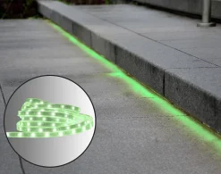 Le LED 'Stripe' outdoor 500 cm, 24 watts, blanc chaud, avec changement de couleur, dimmable, télécommande et accessoires inclus