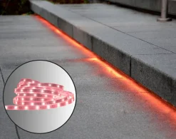 Le LED 'Stripe' outdoor 500 cm, 24 watts, blanc chaud, avec changement de couleur, dimmable, télécommande et accessoires inclus