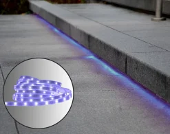 Le LED 'Stripe' outdoor 500 cm, 24 watts, blanc chaud, avec changement de couleur, dimmable, télécommande et accessoires inclus