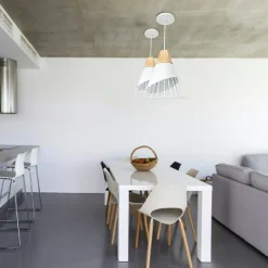 Lustre de Plafond Forme Bdminton : Métal Blanc et Bois de Style Nordique, pour Salle à Manger, Salon, Bureau, Restaurant