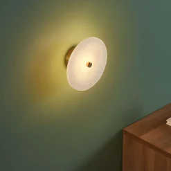 Petit spot ou applique ronde en marbre blanc avec détail doré - Lilasea