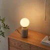 Petite lampe à poser couleur taupe boule banche - Sley