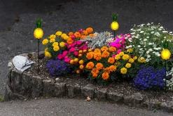 Piquet de terre solaire à LED 'ANANAS' orange 81cm , pour l'extérieur, piquet de terre en métal et verre orange, avec LED intégrée