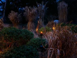 Piquet de terre solaire LED 'Flamme' - piquet de terre extérieur en métal et plastique marron, avec LED intégrée