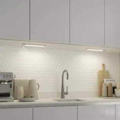 Réglette sous meuble à détection Menezes LED intégrée blanc neutre IP20 330lm 6.5W L.28,5xl.4,2xH.1cm chrome GoodHome