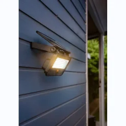 Spot solaire mural très éclairant avec détecteur de présence 1200 Lumens