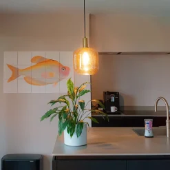 Suspension design noire avec laiton et verre ambré - Zuzanna