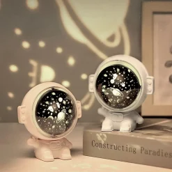 Veilleuse enfant astronaute projecteur d'étoiles H.12,2cm 0.5W Seynave