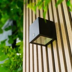 Xanlite - Applique trapèze solaire LED IP44 à détection de mouvement, 200 Lumens - APS200D